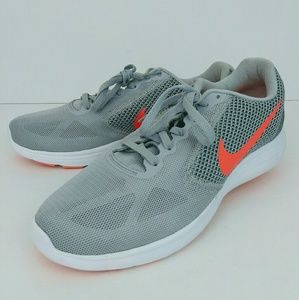 Woman's Nike Revolution 3 US9.5